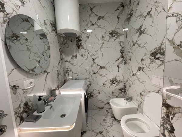 Tirane, jepet me qera apartament 1+1+Aneks+Ballkon Kati 12, 70 m² 500 € (Rruga Bedri Karapici)