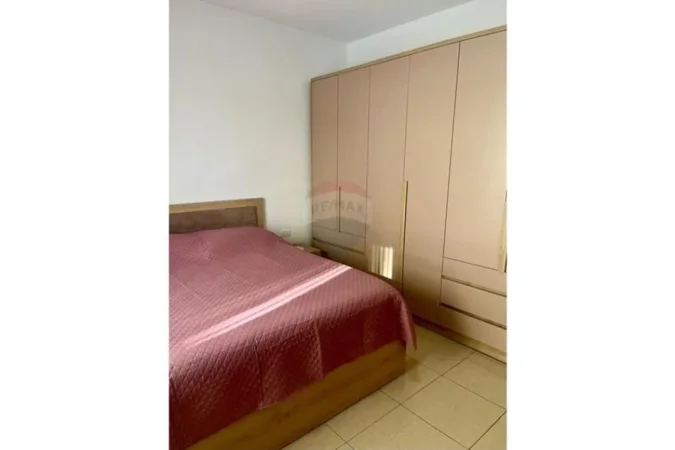 Tirane, jepet me qera apartament 1+1+Ballkon Kati 4, 61 m² 550 € (Ali Demi Ish Tregu Elektrik)