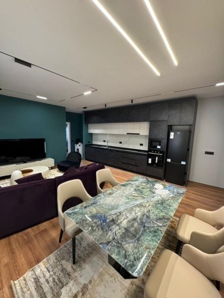 Tirane, jepet me qera apartament 1+1 Kati 1, 76 m² 750 € (Farke)