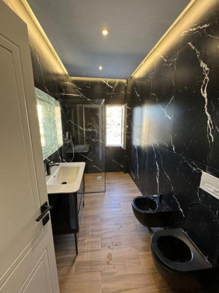 Tirane, jepet me qera apartament 1+1 Kati 1, 76 m² 750 € (Farke)