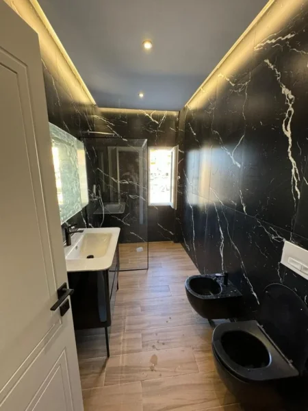 Tirane, jepet me qera apartament 1+1 Kati 1, 76 m² 750 € (Farke)