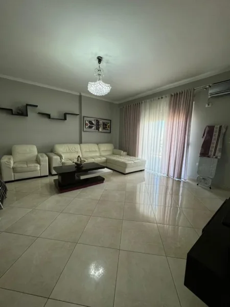 Tirane, jepet me qera apartament 2+1 Kati 4, 100 m² 600 € (QIRA APARTAMENT 2+1 NE XHAMLLIK!)