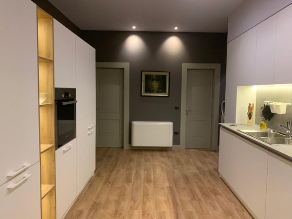 Tirane, jepet me qera apartament 3+1+Ballkon Kati 2, 170 m² 1.300 € (tek Komuna Parisit)