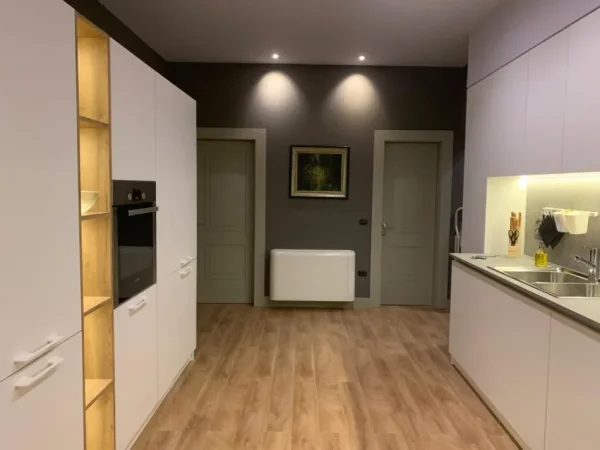 Tirane, jepet me qera apartament 3+1+Ballkon Kati 2, 170 m² 1.300 € (tek Komuna Parisit)