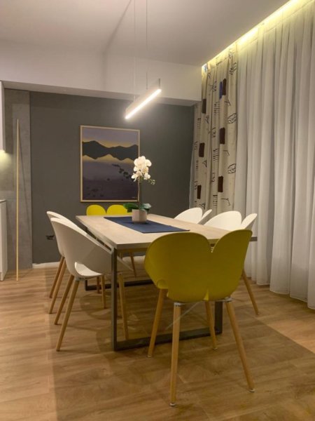 Tirane, jepet me qera apartament 3+1+Ballkon Kati 2, 170 m² 1.300 € (tek Komuna Parisit)