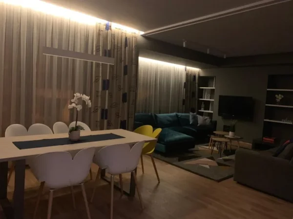 Tirane, jepet me qera apartament 3+1+Ballkon Kati 2, 170 m² 1.300 € (tek Komuna Parisit)