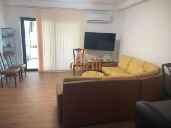 Tirane, jepet me qera zyre Kati 8, 130 m² 1.000 € (Ne Bllok)