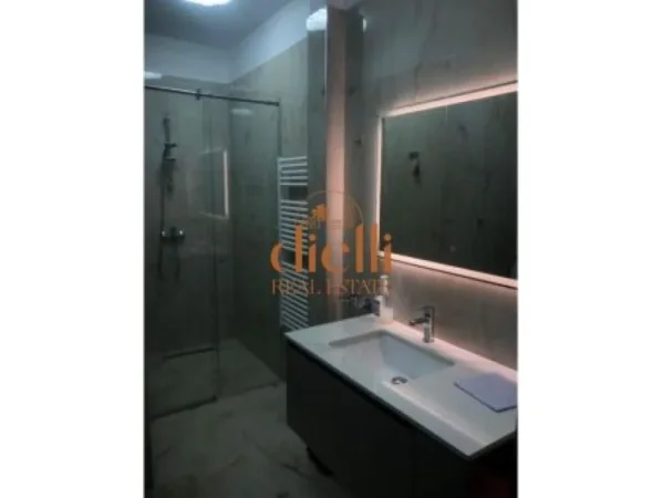 Tirane, jepet me qera zyre Kati 8, 130 m² 1.000 € (Ne Bllok)