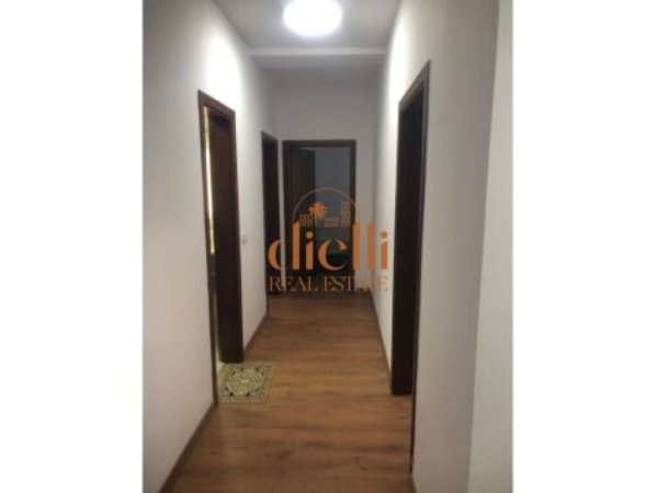 Tirane, jepet me qera zyre Kati 8, 130 m² 1.000 € (Ne Bllok)