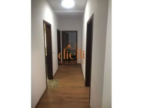Tirane, jepet me qera zyre Kati 8, 130 m² 1.000 € (Ne Bllok)