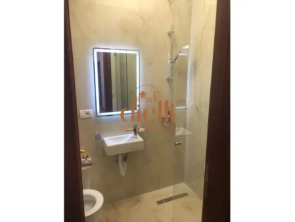 Tirane, jepet me qera zyre Kati 8, 130 m² 1.000 € (Ne Bllok)