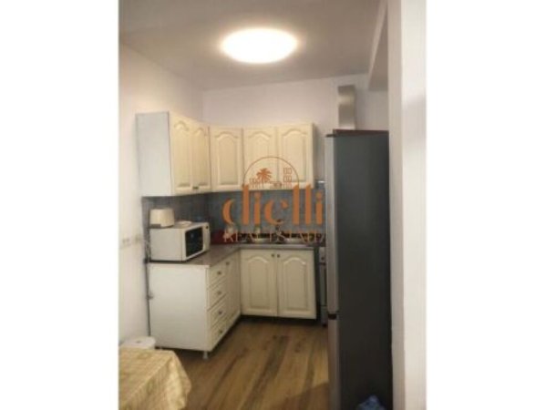 Tirane, jepet me qera zyre Kati 8, 130 m² 1.000 € (Ne Bllok)
