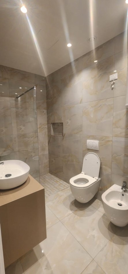 Tirane, jepet me qera apartament 2+1+Ballkon Kati 6, 81 m² 1.400 € (tek Lake View)