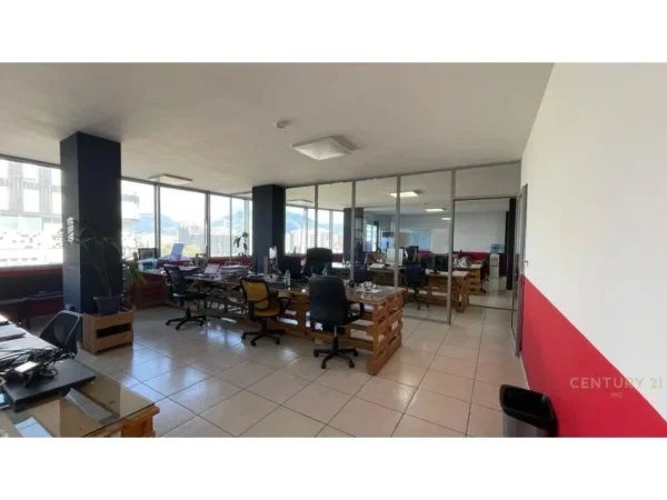 Tirane, jap me qera zyre , 371 m² 3.000 € (Ish Stacioni i Trenit)