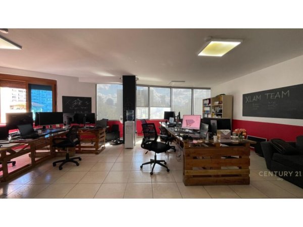 Tirane, jap me qera zyre , 371 m² 3.000 € (Ish Stacioni i Trenit)
