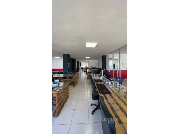 Tirane, jap me qera zyre , 371 m² 3.000 € (Ish Stacioni i Trenit)