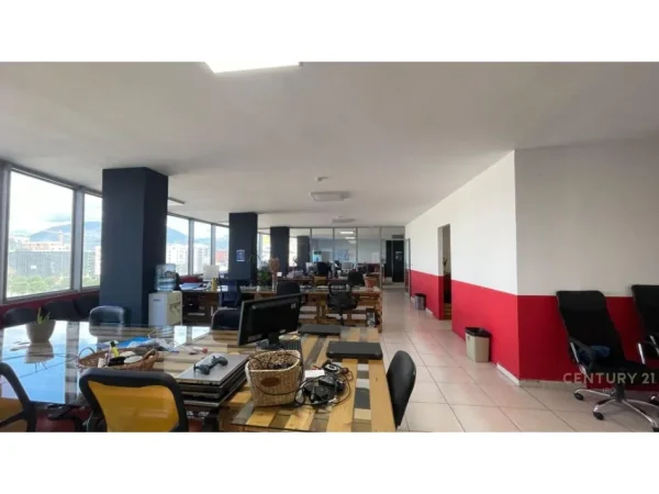 Tirane, jap me qera zyre , 371 m² 3.000 € (Ish Stacioni i Trenit)