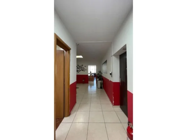 Tirane, jap me qera zyre , 371 m² 3.000 € (Ish Stacioni i Trenit)