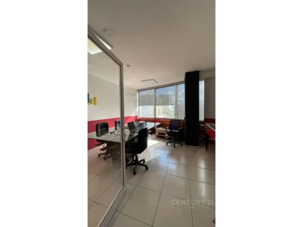 Tirane, jap me qera zyre , 371 m² 3.000 € (Ish Stacioni i Trenit)