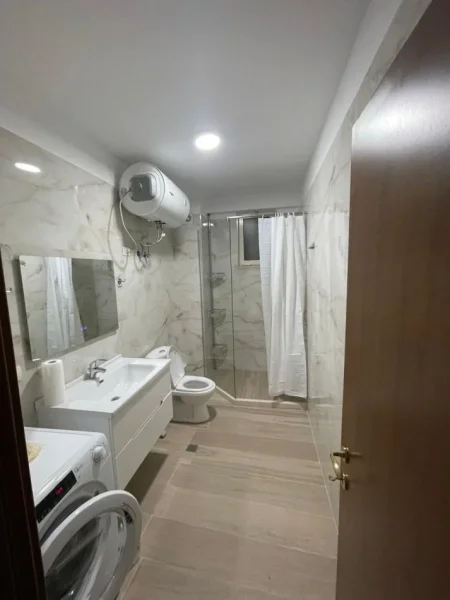 Tirane, jepet me qera apartament 2+1+Ballkon Kati 3, 90 m² 700 € (Komuna e Parisit)