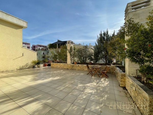 Tirane, jap me qera apartament 2+1+2 +POST PARKIMI  , 200 m² 600 € (Kopshti Botanik Zoologjik)