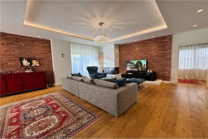 Tirane, jepet me qera Vile 5+1 Kati 2, 360 m² 4.000 € 