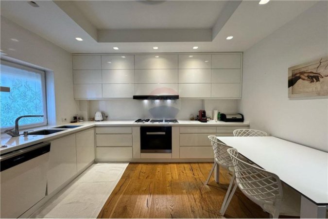 Tirane, jepet me qera Vile 5+1 Kati 2, 360 m² 4.000 € 