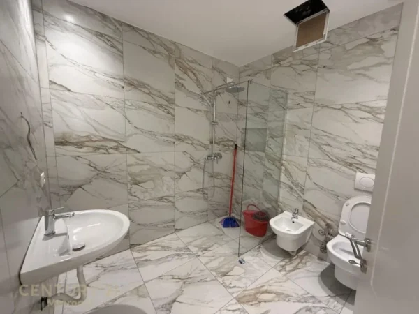 Tirane, shes apartament 2+1+2+VERANDE , 149 m² 516.000 € (Rruga e Kosovarëve)