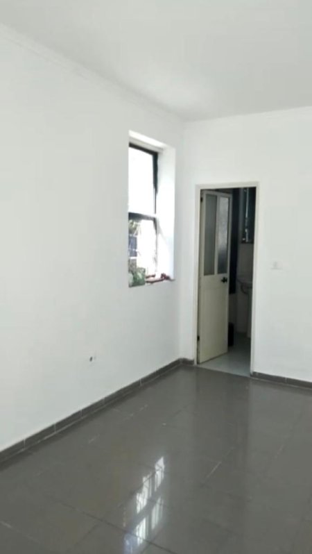 Tirane, jepet me qera dyqan Kati 0, 43 m² 400 Euro (Galeria)