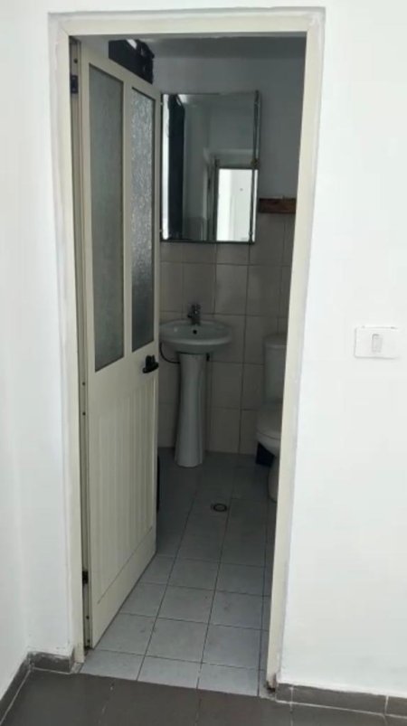 Tirane, jepet me qera dyqan Kati 0, 43 m² 400 Euro (Galeria)