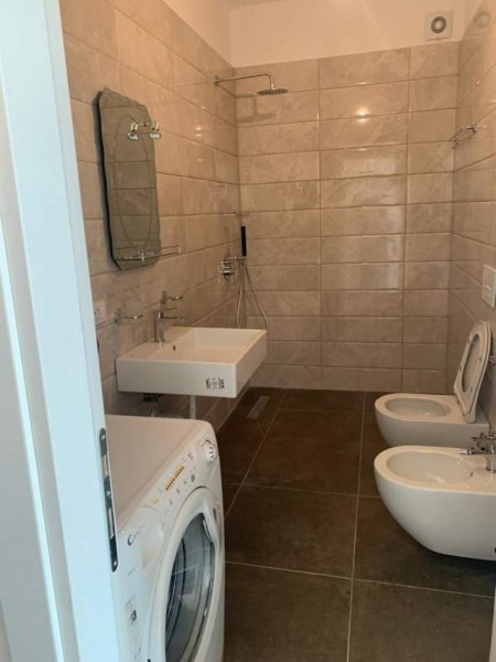 Tirane, jepet me qera apartament 2+1+BLK Kati 4, 105 m² 350 Euro (Komisariati numer 4)