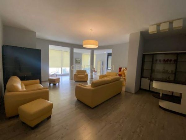Tirane, jepet me qera Vile 3 kateshe, 600 m² 1.900 Euro (Radison hotel)