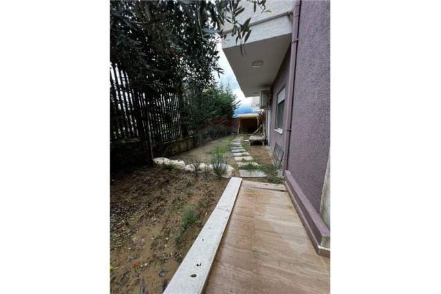 Tirane, jepet me qera apartament 4+1+BLK 200 m² 1.800 Euro (RRUGA PETI)