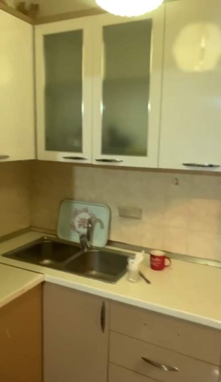 Tirane, jepet me qera apartament 1+1+BLK Kati 4, 70 m² 330 Euro (rruga Kavajes)