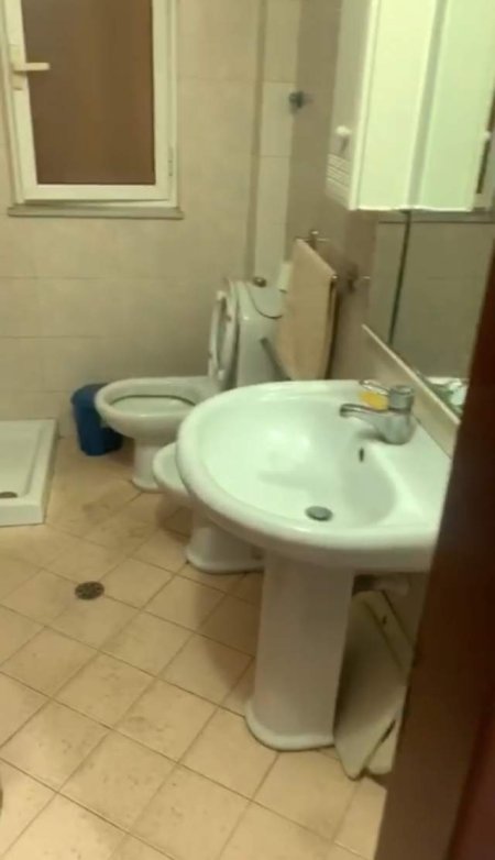 Tirane, jepet me qera apartament 1+1+BLK Kati 4, 70 m² 330 Euro (rruga Kavajes)