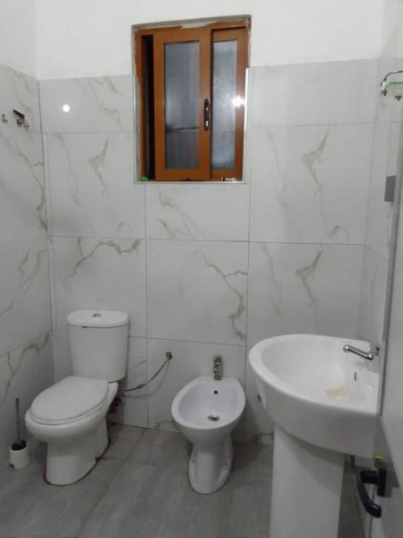 Tirane, jepet me qera apartament 2+1 Kati 1, 20.000 Leke
