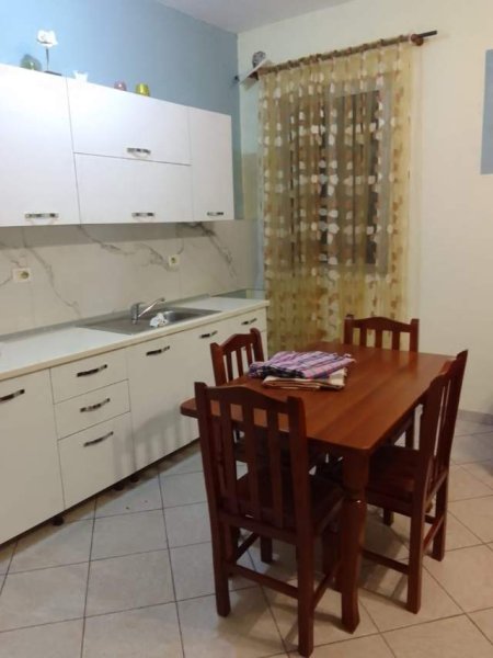 Tirane, jepet me qera apartament 2+1 Kati 1, 20.000 Leke