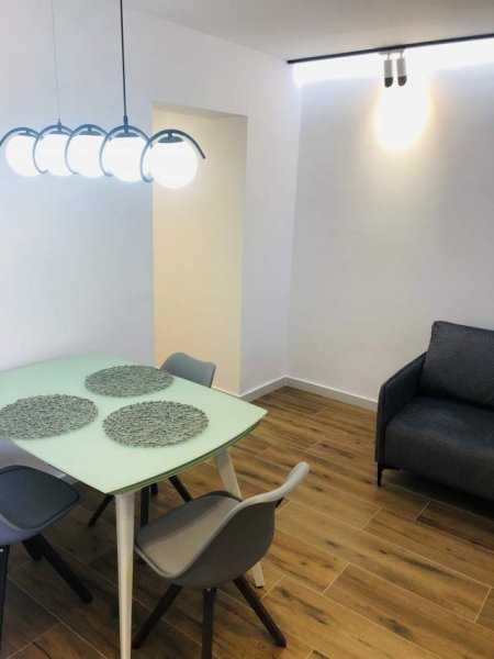Tirane, jepet me qera apartament 1+1+A+BLK Kati 5, 60 m² 500  (Pazari i Ri)