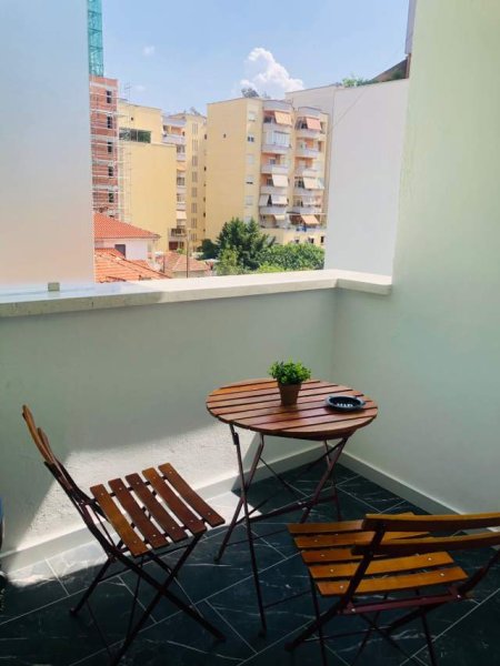 Tirane, jepet me qera apartament 1+1+A+BLK Kati 5, 60 m² 500  (Pazari i Ri)