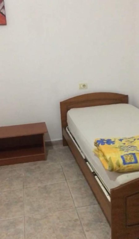 Tirane, jepet me qera Vile 1+1 Kati 1, 50 m² 30.000 Leke (rruga 5 Maj)