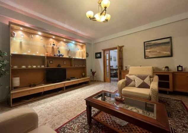Tirane, jepet me qera apartament 2+1 Kati 2, 100 m² 650 Euro (Bllok)
