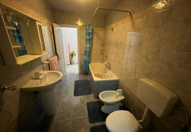Tirane, jepet me qera apartament 2+1 Kati 2, 100 m² 650 Euro (Bllok)
