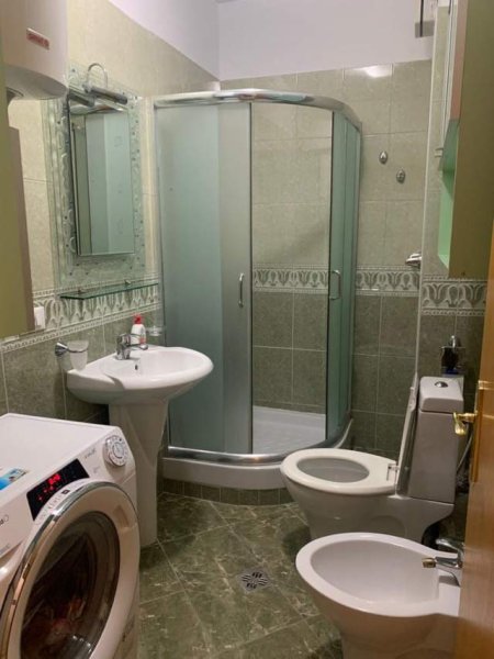Tirane, jepet me qera apartament 1+1+BLK Kati 7, 60 m² 500 Euro (KOMUNA PARISIT)