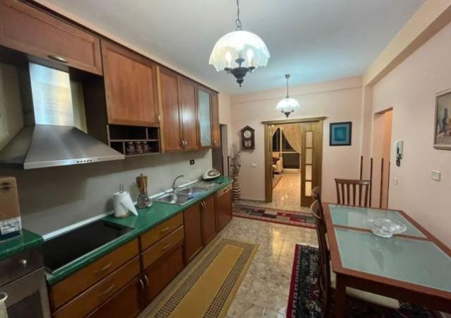 Tirane, jepet me qera apartament 2+1 Kati 2, 100 m² 650 Euro (Bllok)