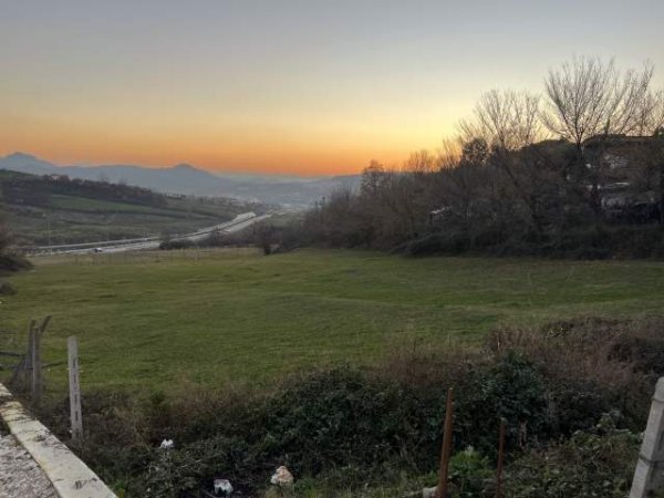 Tirane, shes truall 2.700 m² 320.000 Euro (Farke e vogel)