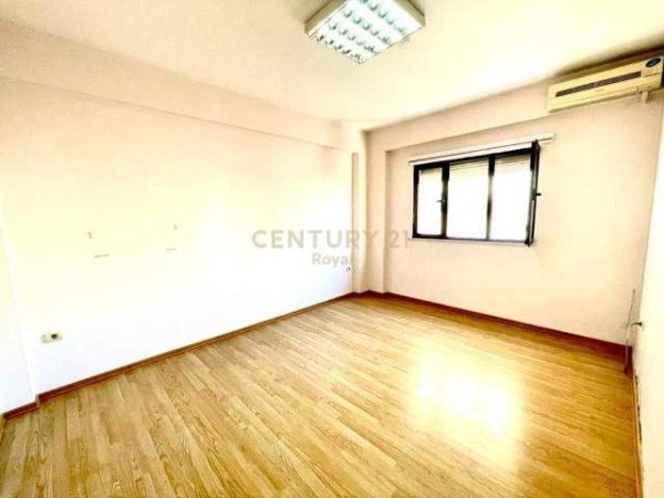 Tirane, jepet me qera apartament 4+1+BLK Kati 5, 110 m² 600 Euro (Rruga Bardhyl)