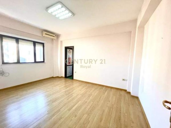 Tirane, jepet me qera apartament 4+1+BLK Kati 4, 109 m² 500  (Bulevardi Zhan d'Ark)