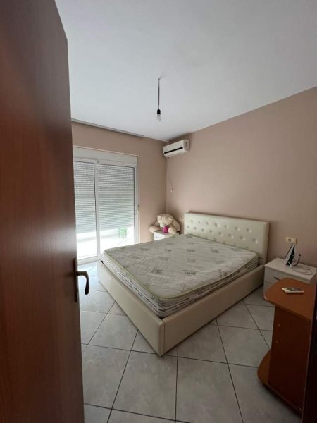 Tirane, jepet me qera apartament 1+1+BLK Kati 5, 72 m² 300 Euro (Rruga Kongresi i Manastirit)