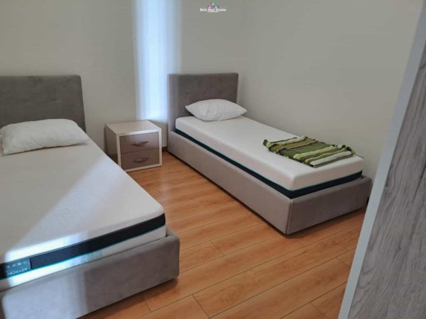 Tirane, jepet me qera apartament 2+1 Kati 5, 127 m² 700 € (zogu i zi)