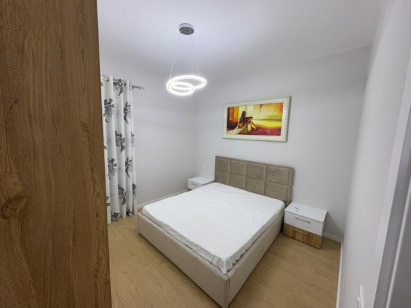 Tirane, jepet me qera apartament 1+1+Ballkon Kati 5, 60 m² 500 € (brryli)